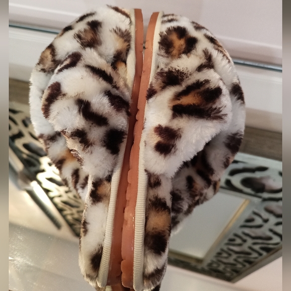 Women's Fluffy Crossband Fur Slippers - Picture 4 of 10